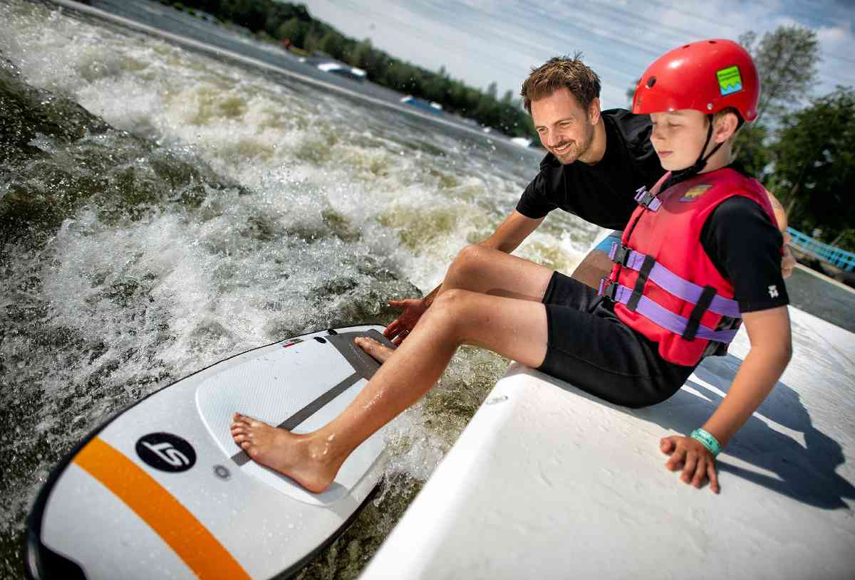 Kids learning to surf on UNIT Surf Pool in Surf Langenfeld