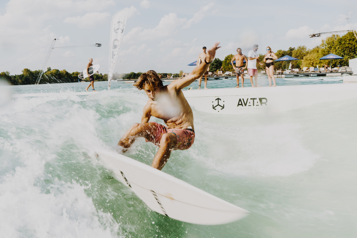 Edoardo Papa surfing on the UNIt Surf Pool in the No Surf Setz Pro Event