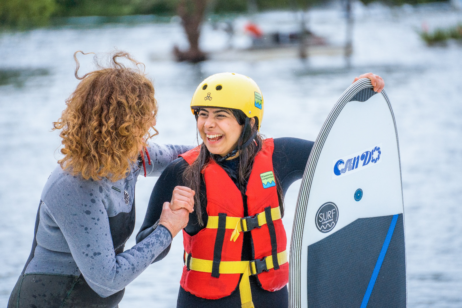 Not tire of doing good: Employee from a club in Cologne teaching surfing at surf Langenfeld on a unit surf pool