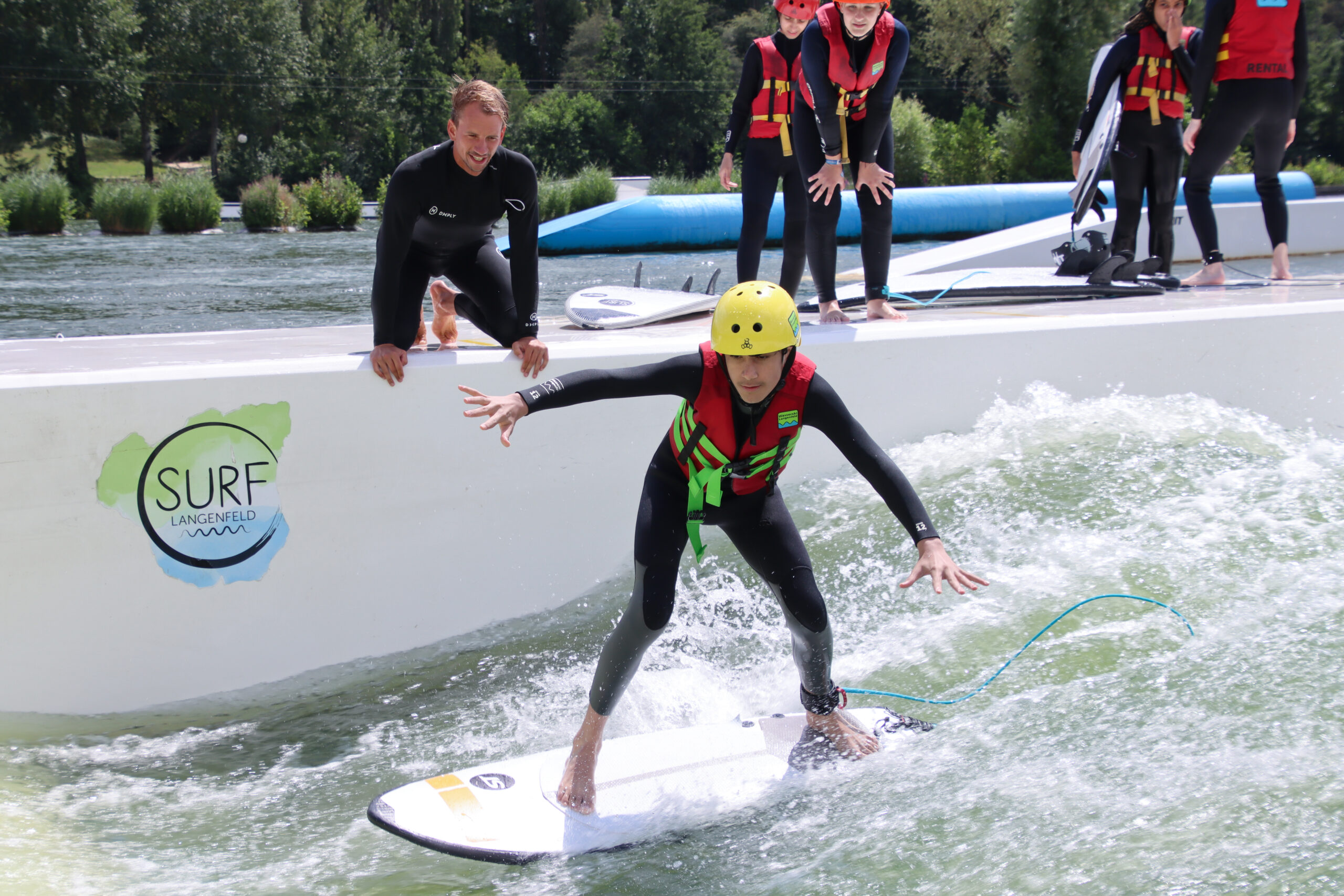 Not tire of doing good: Kids with difficult backgrounds learning how to surf on a unit wave pool 